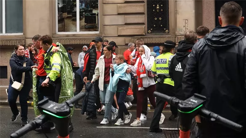 27 مصابًا بينهم أطفال في حادث دهس يفسد احتفالات ليفربول بلقب الدوري الإنجليزي