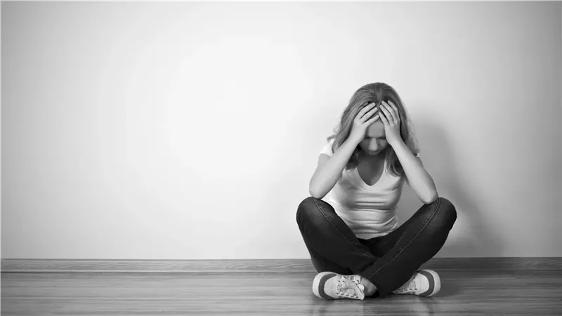 الاكتئاب عند النساء: الأسباب، الأعراض، وطرق الوقاية والعلاج