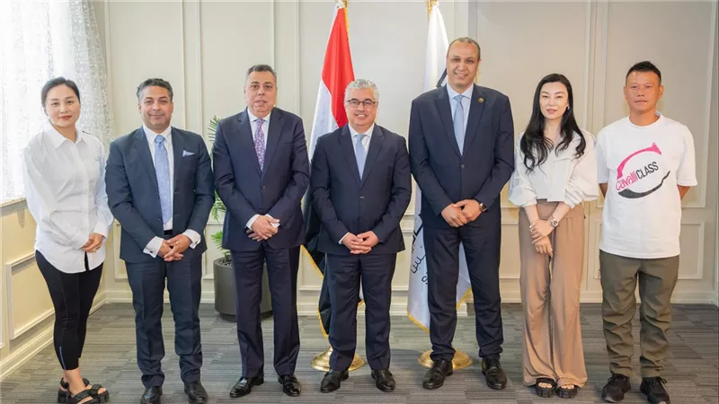 باستثمارات 7 ملايين دولار.. توقيع عقد مشروع صيني لإنتاج الملابس بالقنطرة