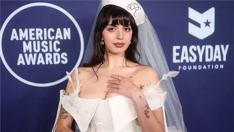 ريبيكا بلاك تخطف الأضواء بفستان زفاف غريب في جوائز الموسيقى الأمريكية 2025