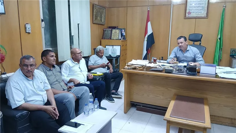 رئيس مدينة طامية يعقد اجتماعًا تنسيقيًا مع رؤساء الوحدات المحلية
