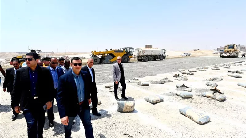 في جولة مفاجأة.. وزير الإسكان يتفقد المحاور والطرق الرئيسية بالعاصمة الإدارية