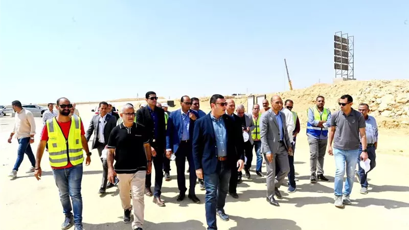 وزير الإسكان يتفقد مشروعات المرافق والطرق الجارية بالقاهرة الجديدة