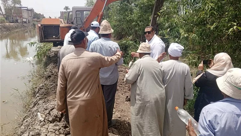 بعد شكاوى الفلاحين.. تطهير ترعة جنابية التوفيقية من الحشائش والمخلفات بدمياط