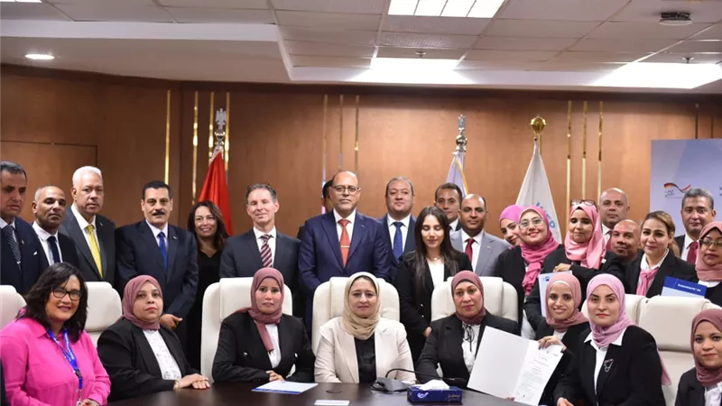  بالتعاون مع برنامج الأغذية.. وزير العمل يُسلم شهادات دولية للخريجين 