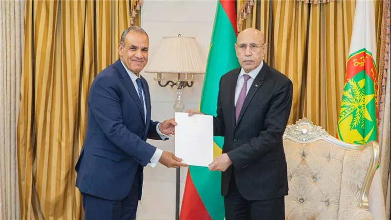 وزير الخارجية والهجرة يسلم رسالة خطية إلى الرئيس الموريتاني