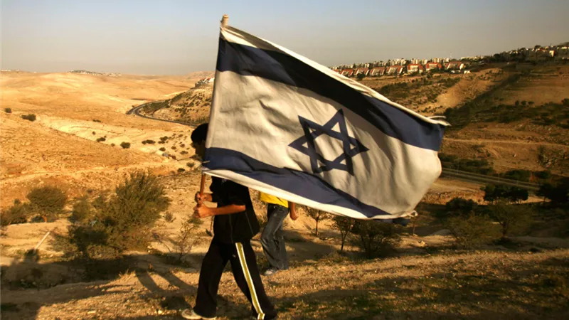 مستوطنون إسرائيليون يحرقون مركبات ويهاجمون منازل فلسطينية قرب نابلس 