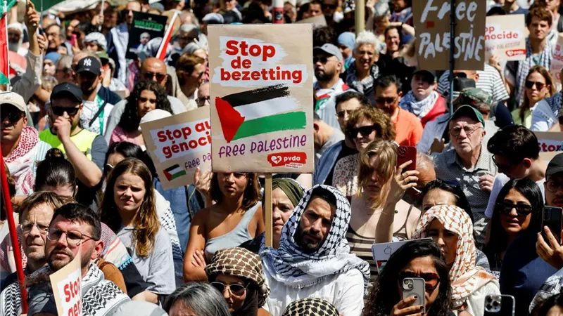 ناشطون داعمون لفلسطين يتظاهرون أمام مبنى سفارة الاحتلال في فنلندا 