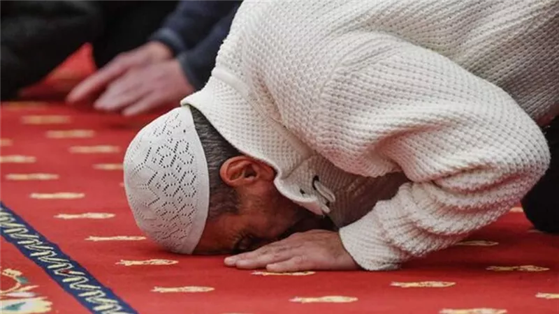 حكم إمامة المحدث للمصلين ناسيا.. هل تعاد الصلاة للمأمومين؟
