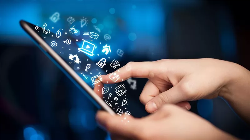 أستاذ علوم سياسية: الاستخدام المتزايد لمواقع التواصل يشكل تحديا للأطفال 