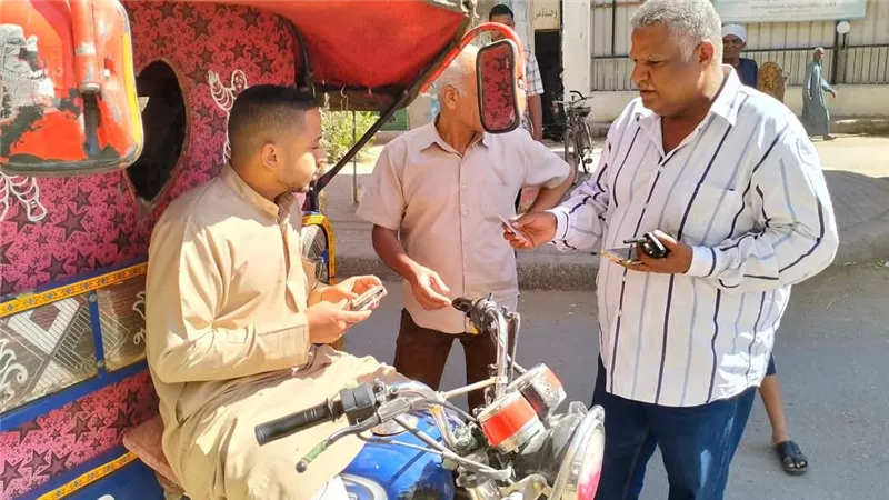 أمسك مخالفة.. رئيس مركز قوص يقود حملة لضبط المخالفين بشوارع المدينة|صور
