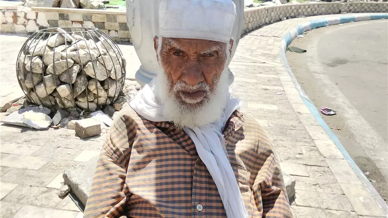 أسطورة كفاح.. عبد النبي الشناوي 95 عامًا من الشقاء والعزة بشوارع السويس |صور