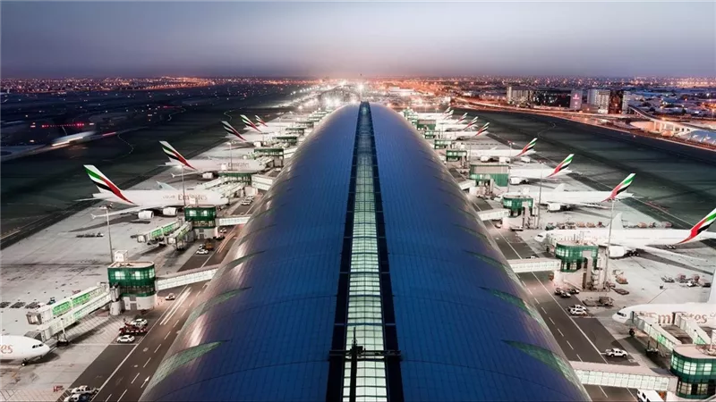 الإمارات تنفي صحة الأنباء بتعرض مطار دبي الدولي للقصف 