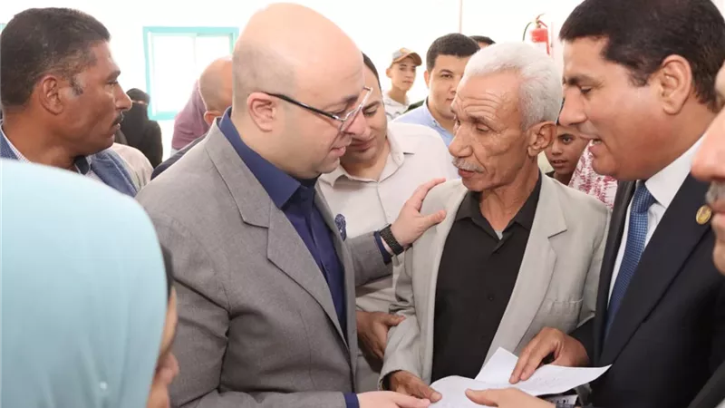 محافظ بني سويف يستمع  لمشاكل واحتياجات أهالي قرية بني هانئ 
