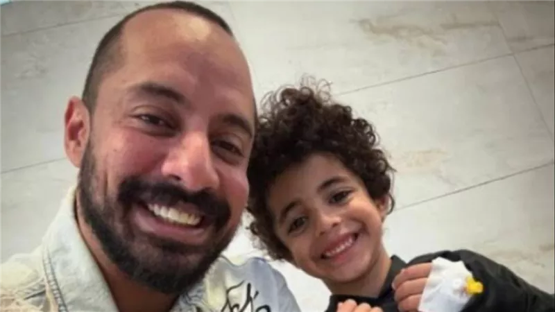 ابن عمرو وهبة يتقمص الشخصيات التاريخية أثناء دراسته.. ووالده يعلق