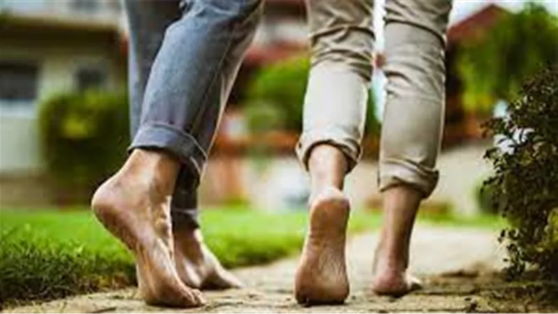 ما بين الحقيقة والتشكيك.هل يُحسّن المشي حافيًا صحتك النفسية والجسدية 