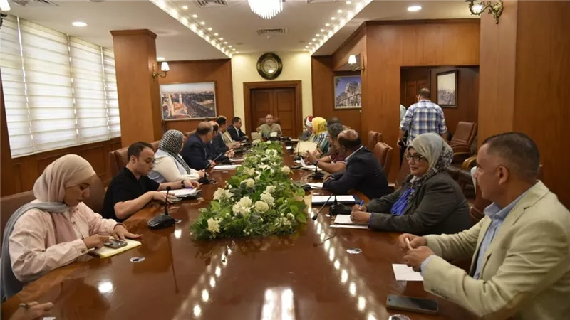 محافظ بورسعيد يعقد اجتماعًا موسعًا للوقوف على مستوى الخدمات بمدينة “سلام مصر” 