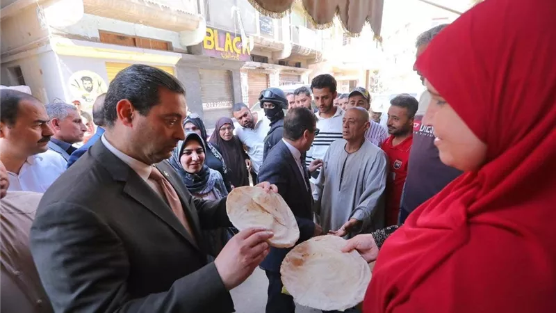 محافظ دمياط يفاجئ مخبز إنتاج الخبز المدعم ويزن رغيف بنفسه |صور