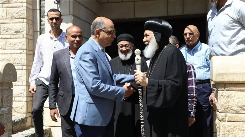 محافظ المنيا يهنئ الأقباط بموسم احتفالات السيدة العذراء بدير جبل الطير 