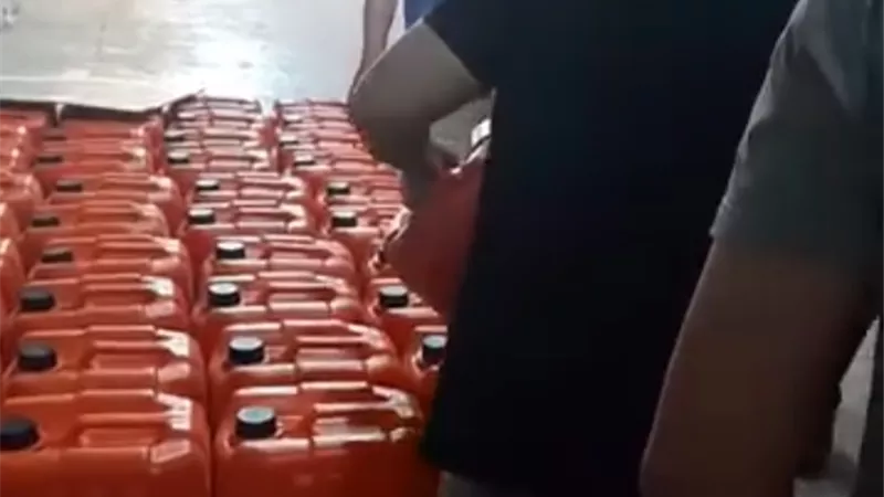 ضبط مصنع غير مرخص لإعادة تدوير زيوت السيارات بمصنع في بني سويف
