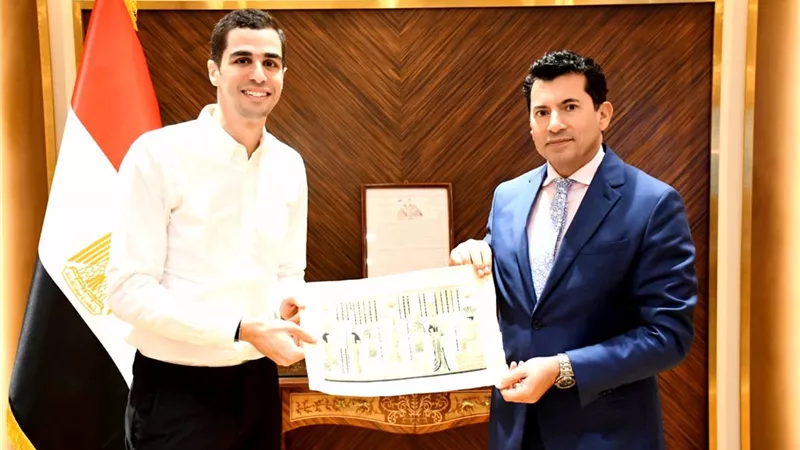 أشرف صبحي يستقبل بطل العالم في الاسكواش علي فرج بعد اعتزاله
