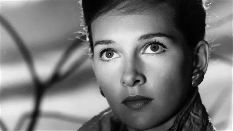 رحيل أيقونة السينما الاستعرضية «تاينا إلج» عن عمر ناهز 95 عاماً