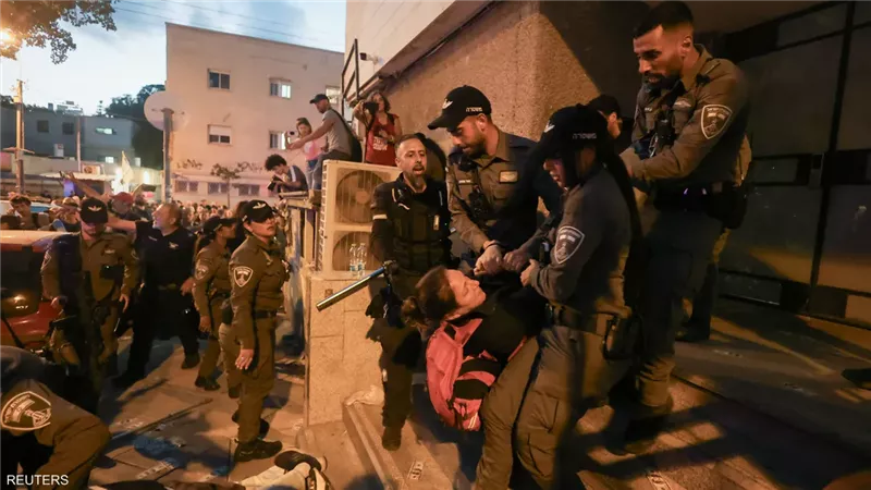 اقتحام مقر الليكود في تل أبيب والشرطة تعتقل عشرات المتظاهرين 