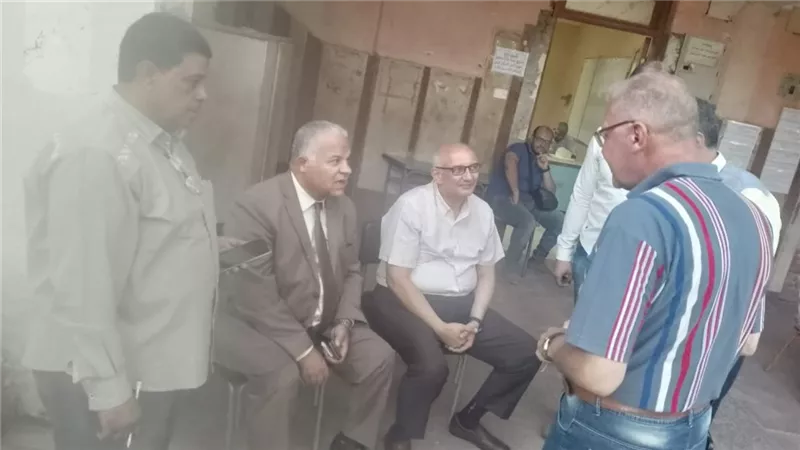 وكيل تعليم الفيوم يتابع مركز توزيع أسئلة الدبلومات الفنية ويشيد بانضباط العمل