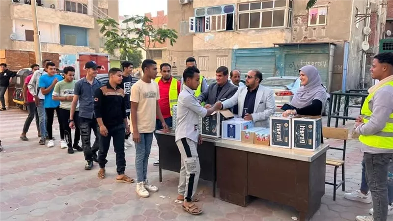 شباب يدشنون مبادرة لتوزيع مياه وعصائر على الطلاب قبل الامتحانات بالفيوم |صور