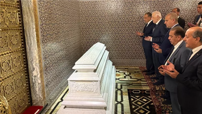 وزير الخارجية يزور ضريح الملك 