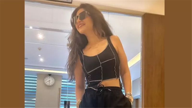 منة فضالي فى طريقها إلى لبنان: 