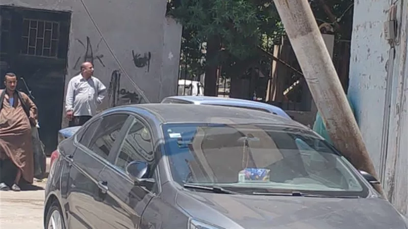 انهيار جدار خلال هدم عقار في نجع حمادي يتسبب في سقوط عمود كهرباء |صور