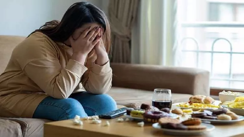 أخصائي نفسي : الاكتئاب تحدٍ نفسي عميق يؤثر في العادات الغذائية|فيديو 