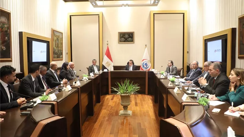 وزير الصحة يبحث مع «سترايكر» إدخال روبوت الجراحة الذكي للمستشفيات 