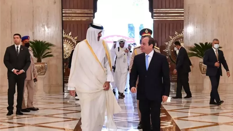 الأمير تميم بن حمد يتسلم رسالة خطية من الرئيس السيسى 