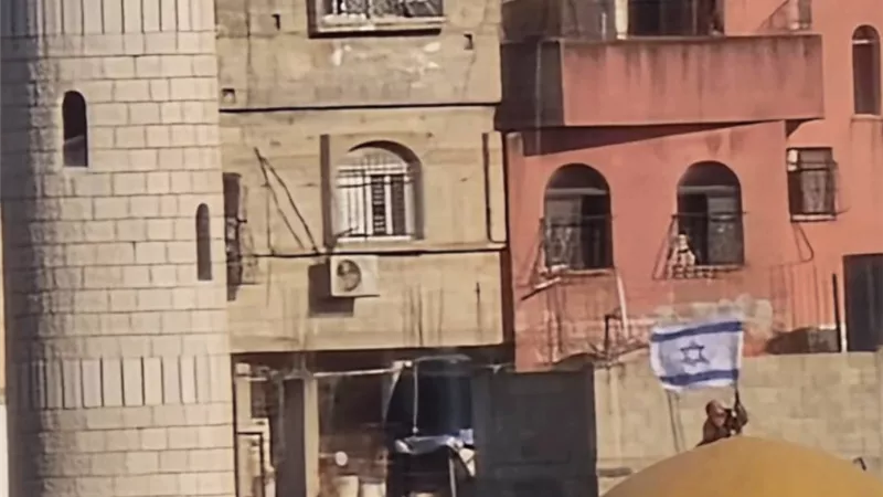 قوات الاحتلال ترفع علم إسرائيل على قبة مسجد بالضفة الغربية
