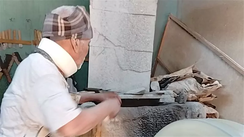 خمسون عامًا من الحرفة .. أقدم سنّان في قنا يتحدث عن مهنته وصراعه مع المرض