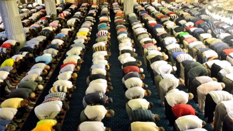 لمن حضر صلاة الجمعة.. ما حكم صلاة الظهر أربع ركعات بعدها؟