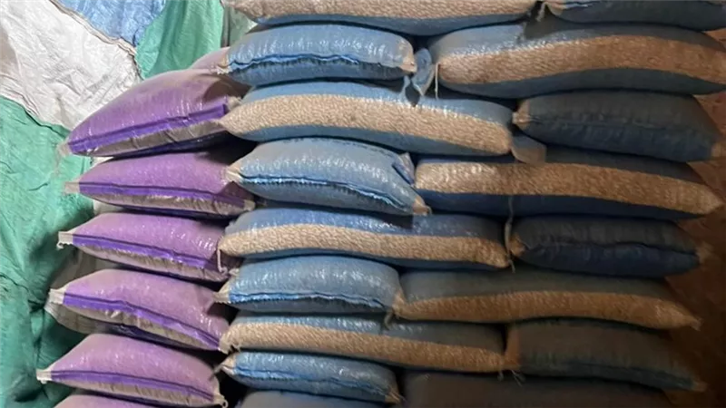 ضبط 875 كيلو فول مدشوش غير مطابق للمواصفات داخل مخزن بالقليوبية