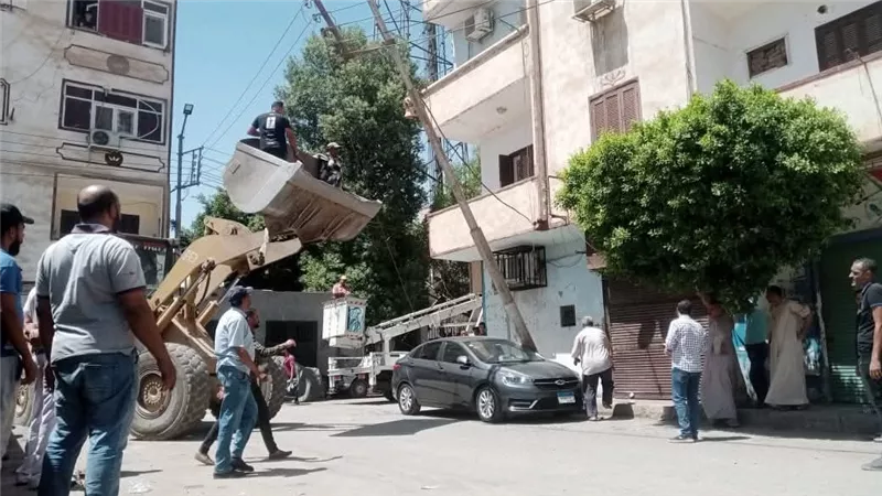 محلي نجع حمادي يعيد عامود إنار مال أثناء هدم منزل مجاور