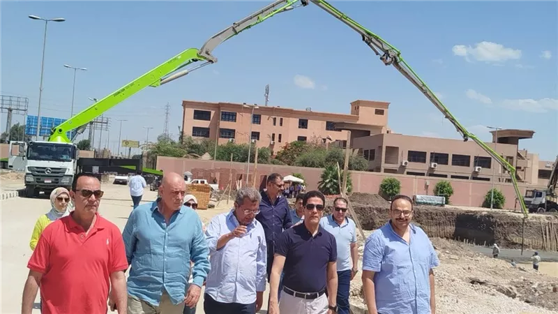 رئيس جامعة بنها يتفقد مشروع مجمع المدرجات المركزي والمنشآت الجديدة