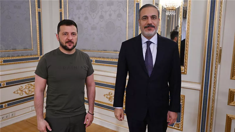 زيلنسكي يبحث مع وزير الخارجية التركي الجهود الدبلوماسية تجاه الأزمة الأوكرانية