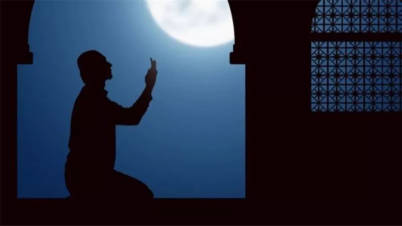 هل يجوز دعوة الناس إلى صلاة قيام الليل في جماعة .. أم تعد من البدع؟