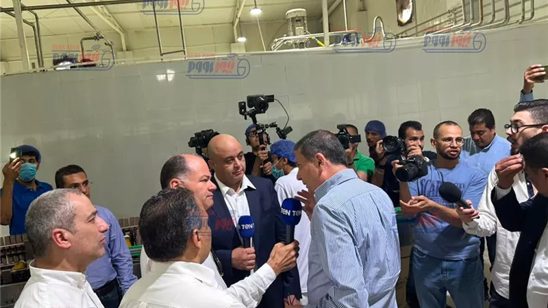 قبل تدشين مبادرة أحلم 2.. وزير الزراعة يتفقد مصانع هيلثي بالشرقية