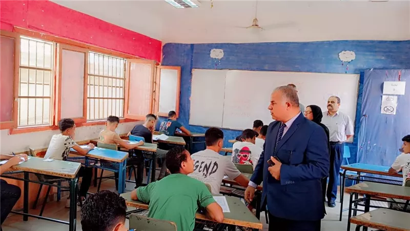 وكيل تعليم الفيوم يتفقد لجان امتحانات الشهادة الإعدادية بالمحافظة