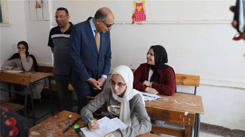 محافظ المنيا يتفقد لجان امتحانات الشهادة الاعدادية والدبلومات الفنية 