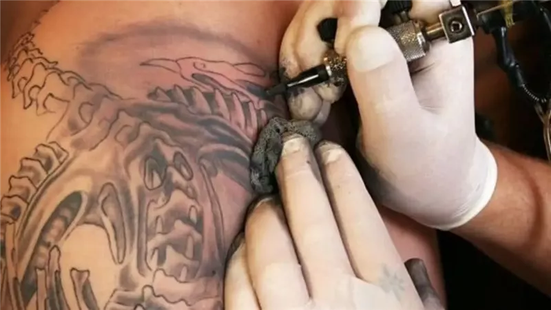 ما هي آراء الفقهاء في حكم الوشم (التاتو)، هل تجوز الصلاة به؟