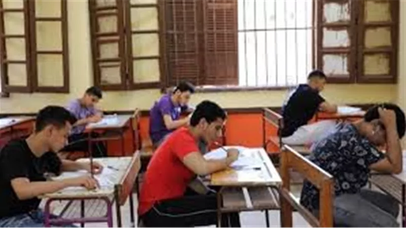 توافد طلاب الإعدادية على لجان الامتحانات لأداء «الدراسات الاجتماعية»
