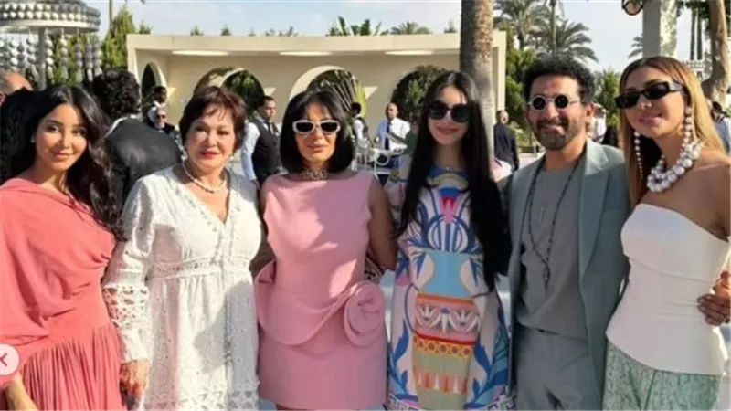 لبلبة تهنئ الفنانة أمينة خليل بحفل زفافها على المصور أحمد زعتر