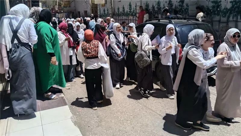 طلاب الشهادة الإعدادية بالفيوم: الامتحان سهل وفي متناول الجميع والبوكليت أفضل 